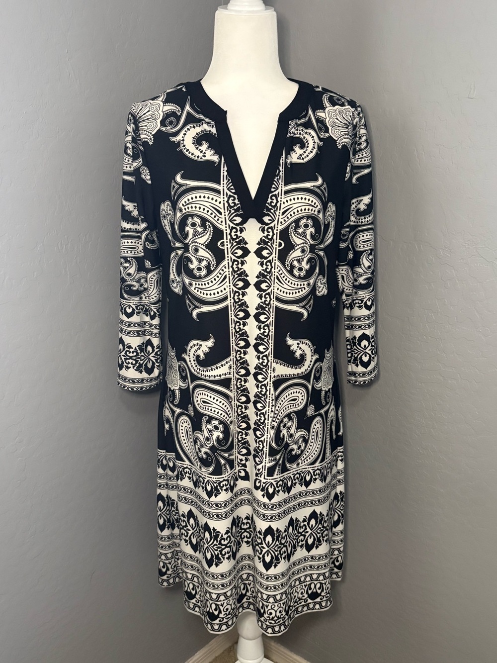 Haani Black and White Paisley V-Neck Long Sleeve Dress